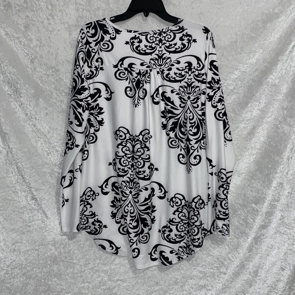 Black and white blouse - Picture 3 of 5